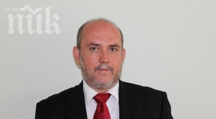 международен консултант назначен икономически зам министър