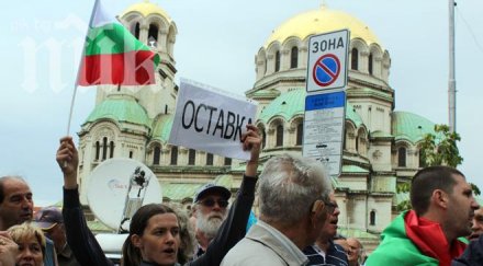 протестиращи хвърлят камъни журналисти