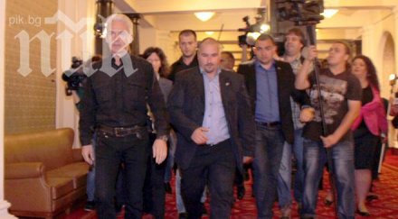 атака протестира протестите парламента