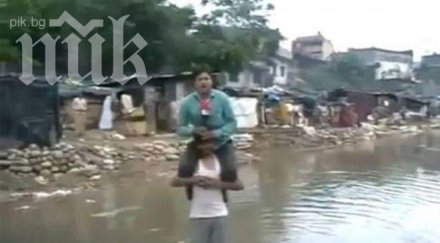 репортер отразява наводнение яхнал местен жител видео