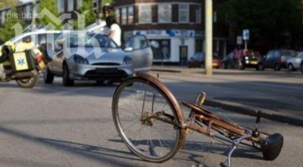 дядо помете колата годишен колоездач