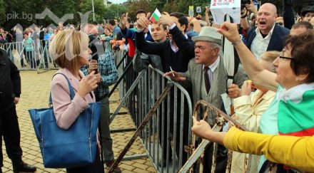 1000 души обградиха парламента хвърлят домати яйца депутатите снимки