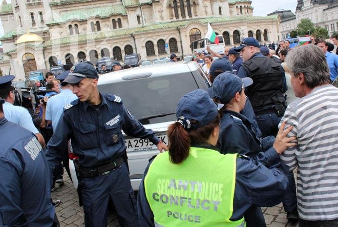 Световните медии за яйцата и доматите пред парламента ни 