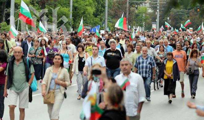 Няколкостотин човека протестират и пред централата на ГЕРБ