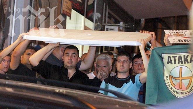 Протестиращи: Волен се е скрил като мишка!