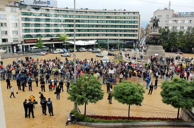 Дъждът спря, вече 1000 протестиращи крещят „оставка“ пред парламента