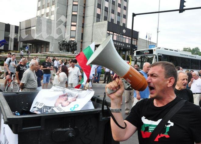 Стотина протестираха във Варна – обругаха Марешки