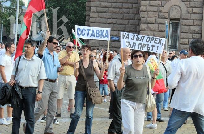 Спряно е движението около пл. „Независимост“, стотици искат оставка на кабинета