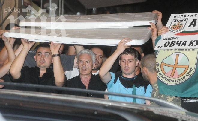 Сидеров минал с колата си край парламента, но панически избягал, като видял протестиращите