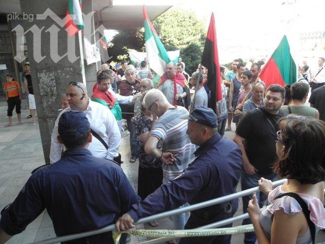 30 души за пореден ден излязоха на протест срещу Муса Палев
