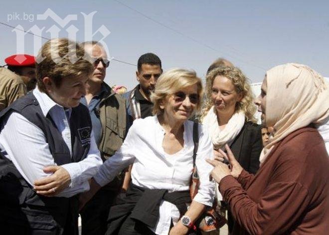 Кристалина Георгиева раздаде лекарства на бежанци от Сирия