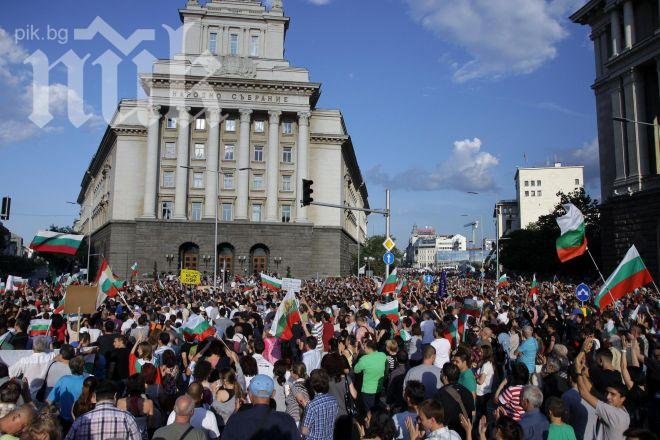 5000 вече са на протеста пред Министерски съвет