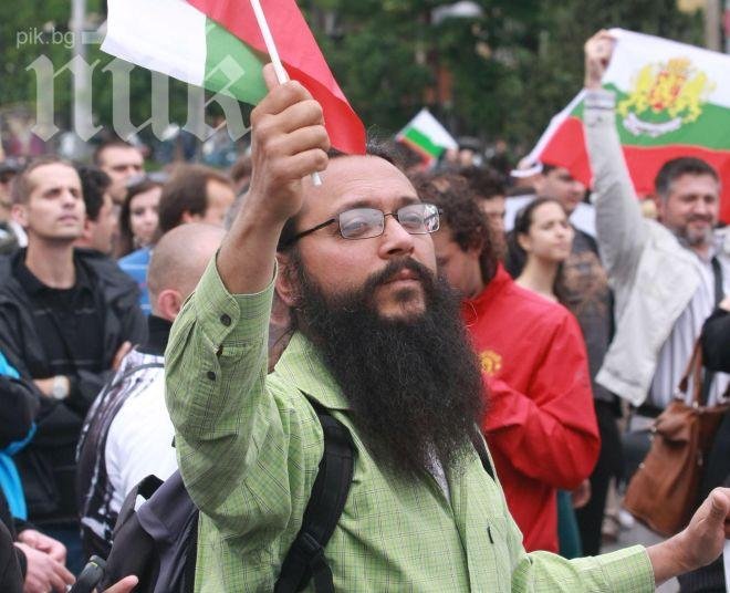 Замериха централата на ГЕРБ с тоалетна хартия и бира