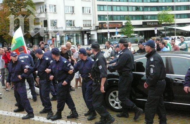 Шок пред парламента! Протестиращи заградиха мерцедеса на Цветлин Йовчев, жива верига от полицаи го oпази