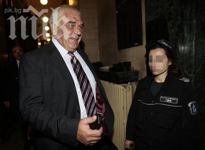 Ваньо Танов засега отървава кожата