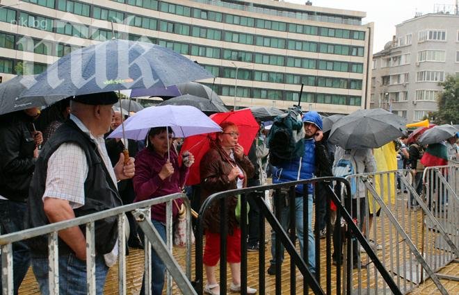 Около 150 човека вече „пият кафе“ пред парламента, въпреки дъжда