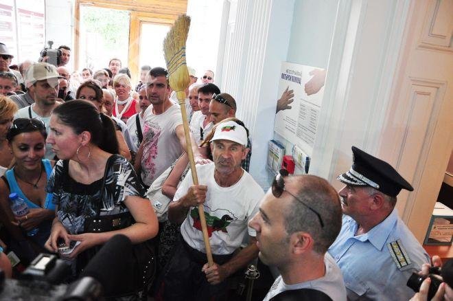 Стотина души вече са на протест и във Варна