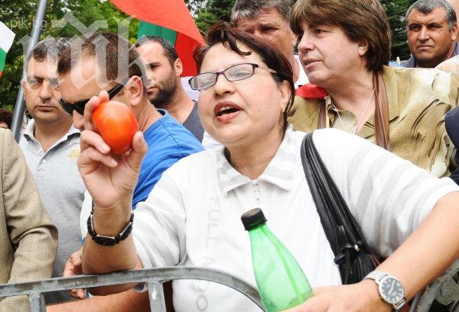 Втори ден „на кафе“ пред парламента