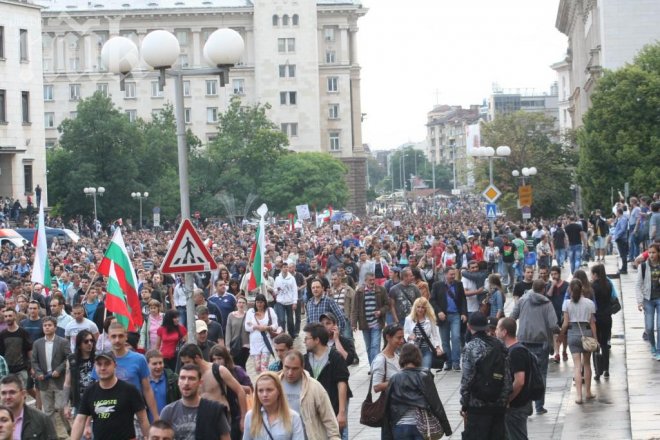 Започна 13-ти ден на протеста, 1000 души вече са пред МС