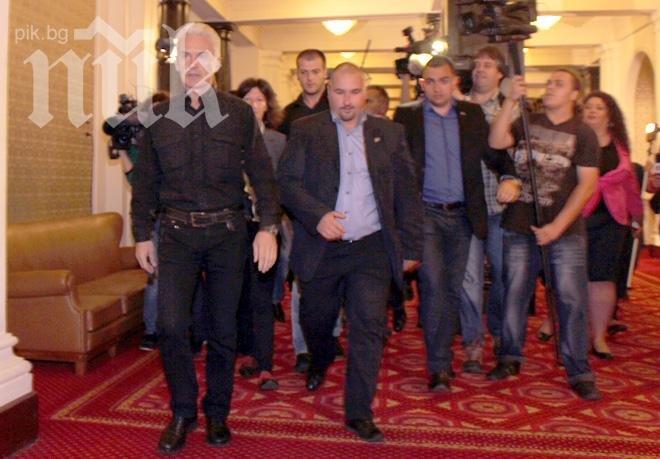 Атака протестира срещу протестите пред парламента