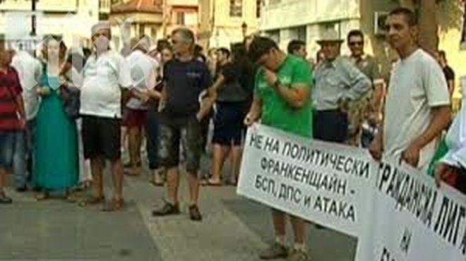 Каймаканов опита диалог с пловдивчани, хвърляха яйца по него