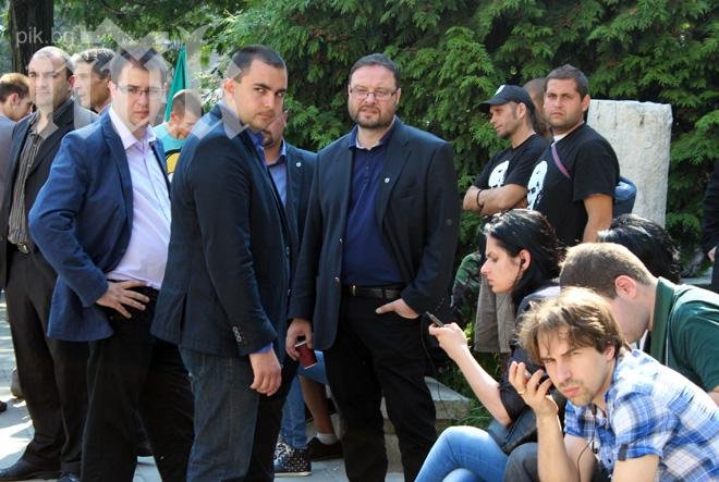 Сидеров продължава да се крие, заместникът му Деси се държи нагло