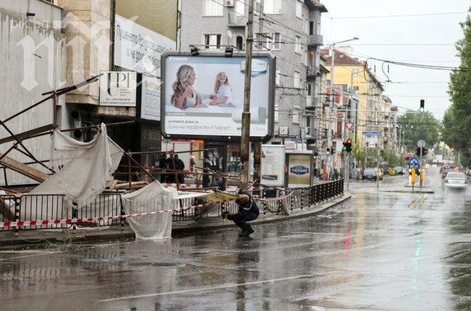 Ураганната буря събори скеле в центъра на София