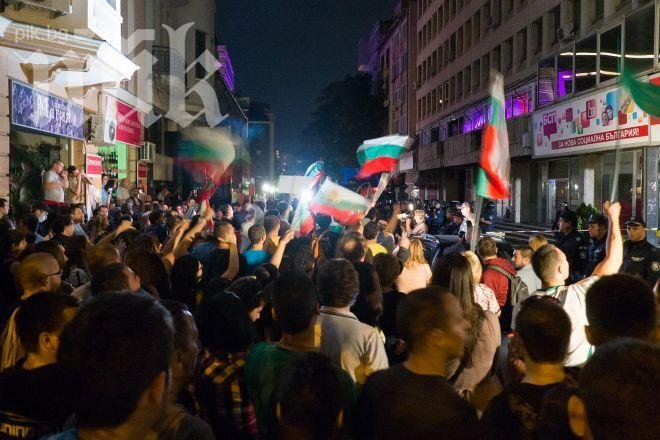 Хиляди пред централите на БСП и ДПС, замеряха „Позитано“ с тоалетна хартия