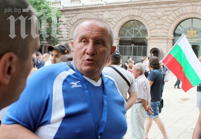 1000 души начело с Шкумбата и Врачански скандират оставка на кабинета Орешарски