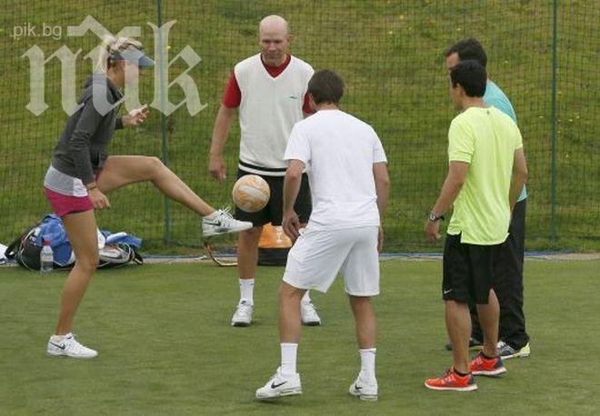 Мария Шарапова разпуска с футбол