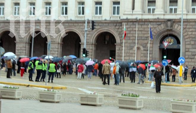 Протестиращи блокираха движението пред Министерския съвет (снимки)