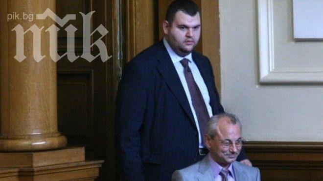 Доган подхлъзнал Пеевски, за да се отърве от него