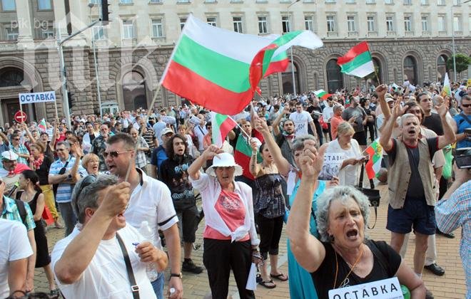 Започва 14-и протест ДАНСwithme, вече няколкостотин са пред МС