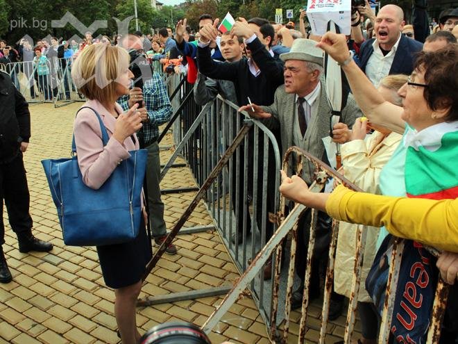 1000 души обградиха парламента, хвърлят домати и яйца срещу депутатите (Снимки)