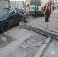 Бетонен къс премаза кола в София близо до Първо РПУ и МВнР (СНИМКИ)