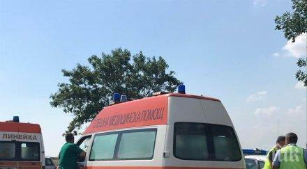 тир отнесе автомобил мездра ботевград трафикът затруднен снимка