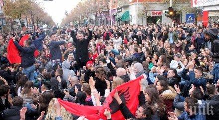 сблъсъци сълзотворен газ тирана време антиправителствен протест