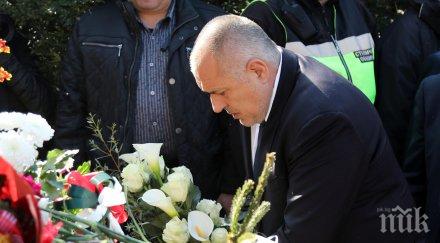 борисов изненадващо поднесе цветя паметника васил левски официалната церемония снимки