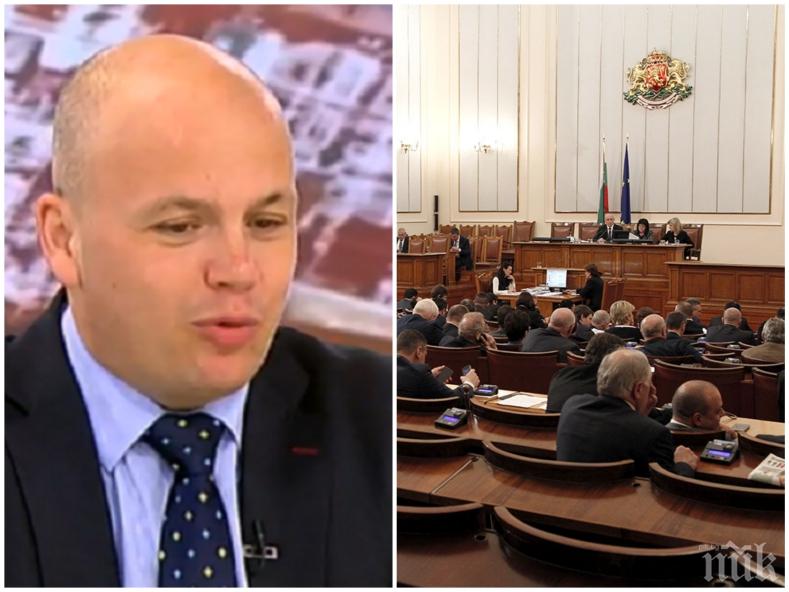 ПЪЛЕН ШАШ: След цирка с напускането на парламента, Александър Симов със странно твърдение - БСП били верен страж на демокрацията 