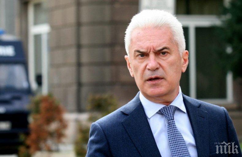 Сидеров: За да има кворум, пътуванията на коалиционните партньори трябва да спрат