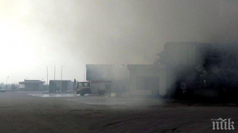 ГНУСНО: 100 тона месо гният в изгорелия завод във Войводиново