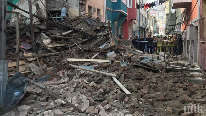 ШОК: Още една сграда рухна в Истанбул (СНИМКИ)
