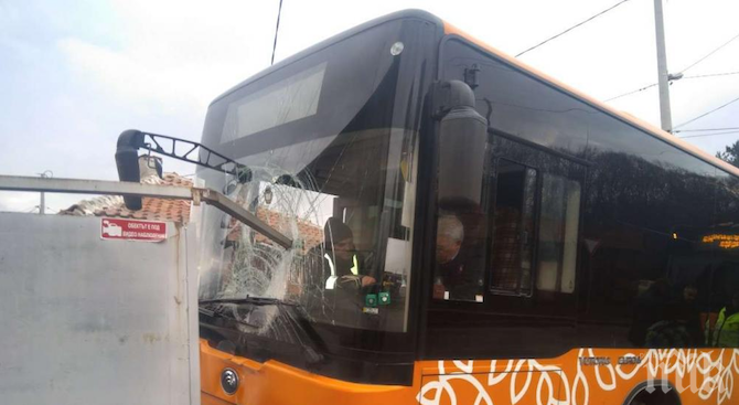 В СОФИЯ: Автобус от градския транспорт се удари в трафопост