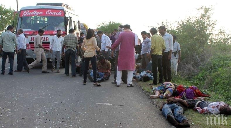13 убити и 15 ранени, след като камион се вряза в сватбена процесия в Индия