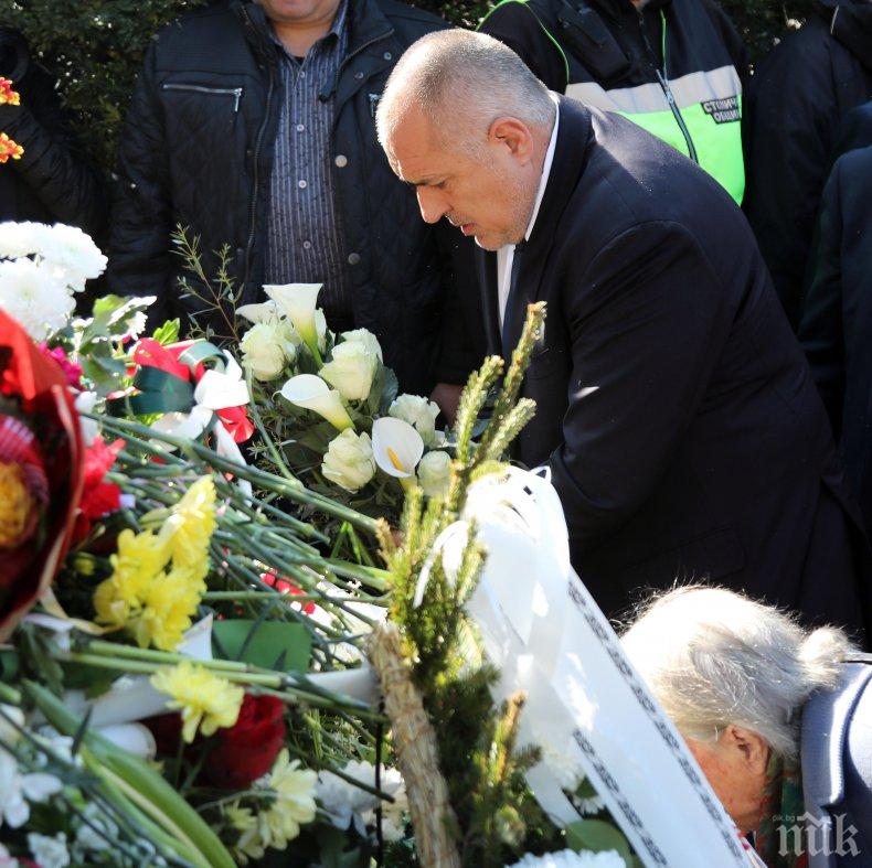 Борисов изненадващо поднесе цветя пред паметника на Васил Левски преди официалната церемония (СНИМКИ)