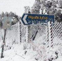 Сняг и студ парализираха Гърция