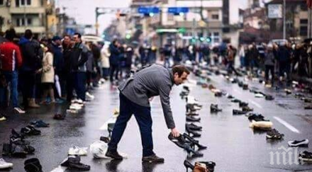 жители скопие оставят обувки местната управа знак протест снимка