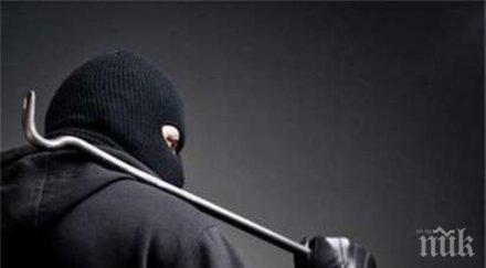 удар маскиран чистач бандит отмъкна телефони компютри 100 бона