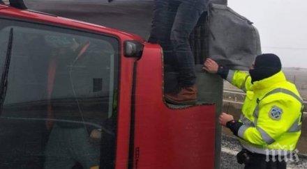 тир двама българи обърна магистрала гърция заради снежната виелица