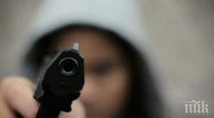 голяма радост младеж гърми пищов улицата приели учи германия